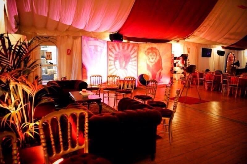 Dinner Show del Circo Raluy 07. Interior de la carpa preparado para un evento.